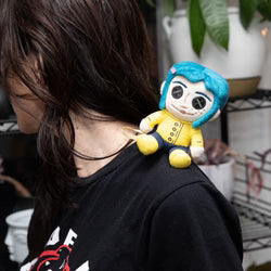 PELUCHE PARA HOMBRO CORALINE OJOS BOTON